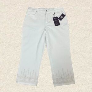 Gloria Vanderbilt White Capri Length Classic Rise Jeans with Embroidery Detail